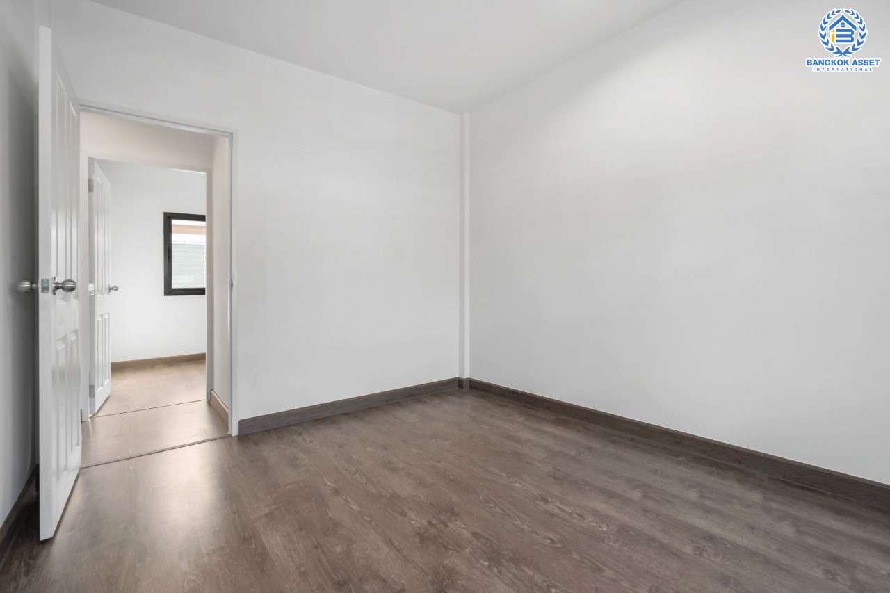 บ้านมือสองตกแต่งใหม่ บนทำเลที่ดีที่สุด! หน้าโครงการติด MRT "สถานีไทรม้า" ม.ซื่อตรง พระนั่งเกล้า-ท่าอิฐ ทาวน์เฮ้าส์หลังใหญ่ เนื้อที่ 26 ตร.ว. ฟังก์ชันจัดเต็ม 3 ห้องนอน 2 ห้องน้ำ 2 ที่จอดรถ ทำเลใกล้ เซ็นทรัลรัตนาธิเบศร์ และทางด่วน "งามวงศ์วาน"